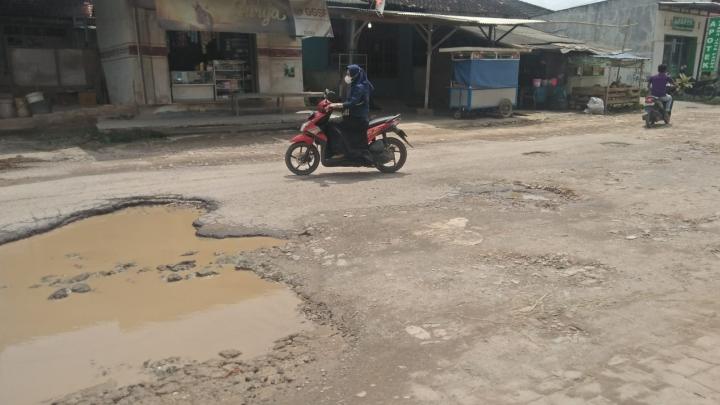 Jalan Depan Puskesmas Campang Raya Rusak Parah
